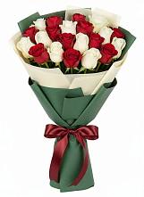 Букет Микс из красных и белых роз в Мандрово