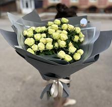 Букет Белые кустовые розы Солинеро в Мандрово