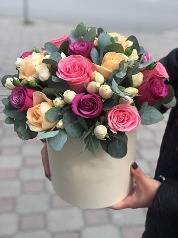 Цветочная композиция из Розы в шляпной коробке в Мандрово