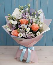 Букет цветов из:  Лизиантусы, Розы, Альстромерии и Гипсофила в Мандрово