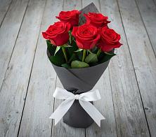 Букет 5 Красных роз Эдлесс Лав в Мандрово