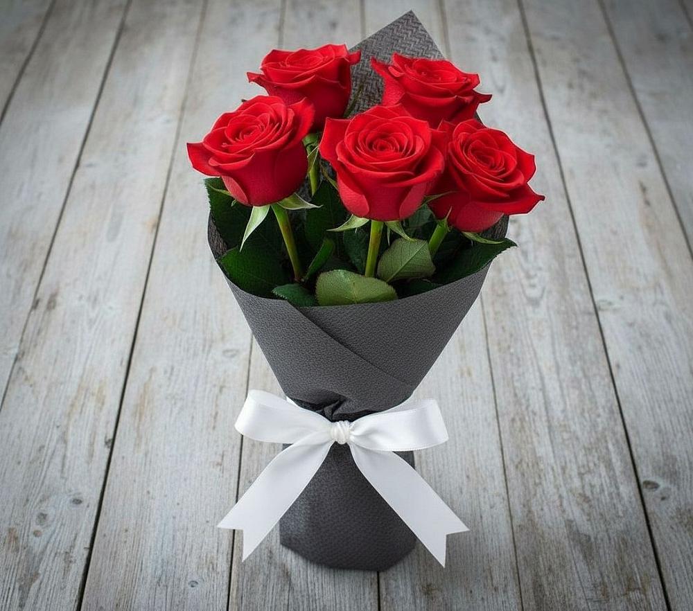 Букет 5 Красных роз Эдлесс Лав в Мандрово