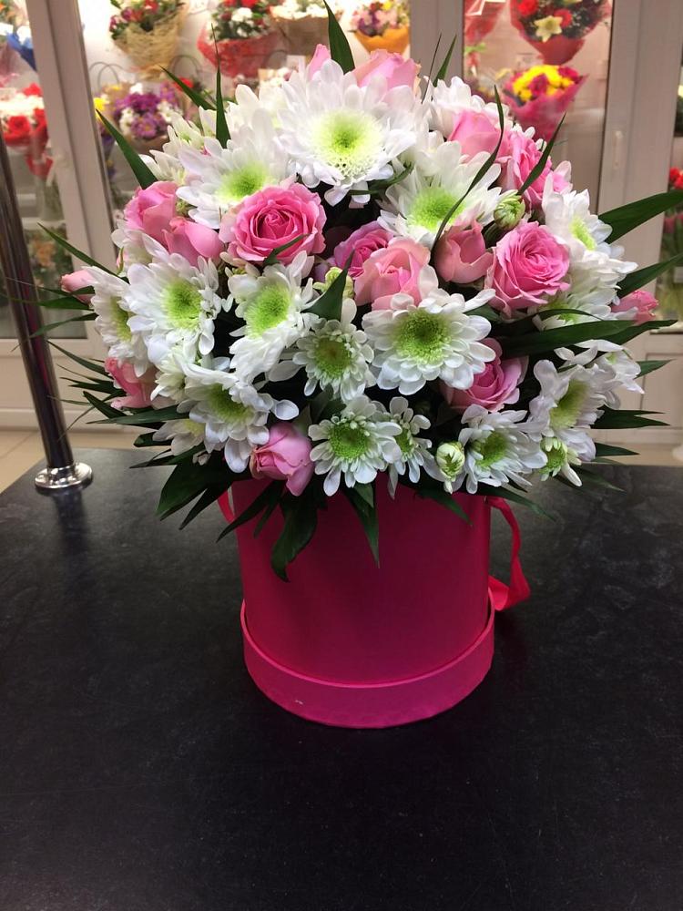 Цветочная композиция из Розы и Хризантемы в шляпной коробке в Мандрово