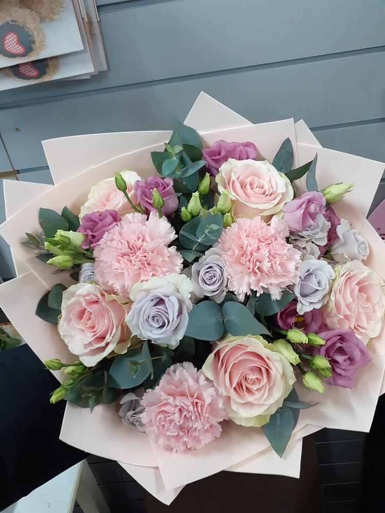 Букет цветов из: Розы, Гвоздики и Лизиантусы в Мандрово