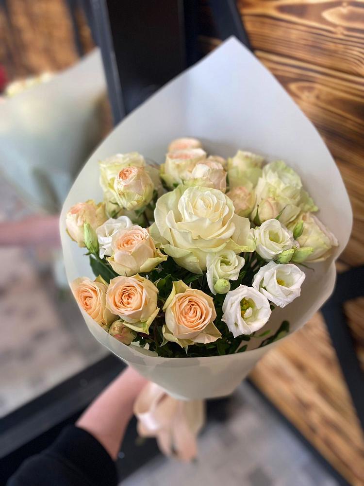 Букет цветов из: Розы и Лизиантусы в Мандрово